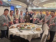 7位台灣名廚在溫哥華大顯身手，端出了滿桌客庄風味的台灣美食，讓美國烹飪聯合會全國主席馬基斯（Rene Marquis，右5）讚不絕口。駐溫哥華僑務組長郭淑貞（左5）讚揚台灣廚師們是美食外交大使。