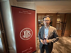 新加坡葡萄酒週系列活動2日展開，來自台灣的國際侍酒師盧楷文擔任評審。