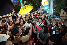 LG
沈伯洋赴師大夜市掃街拜票（1）
民進黨台北市長參選人沈伯洋（中右白衣者）2日晚
間前往師大夜市掃街拜票，抵達現場時受到群眾熱情
歡迎。
中央社記者趙世勳攝 115年10月2日