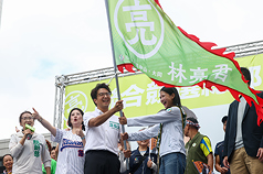 台北市議員林亮君（前右）競選總部3日舉行成立大會，民進黨台北市長參選人沈伯洋（前左）現身授戰旗表支持。