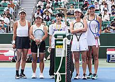 名古屋亞運網球女雙3日進行金牌戰，尋求衛冕的詹皓晴（右1）這次攜手吳芳嫺（右2），對戰名將謝淑薇（左1）搭檔梁恩碩（左2），兩組人馬賽前合影替這場「台灣內戰」拉開序幕。