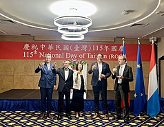 駐歐盟兼駐比利時代表處2日晚間在盧森堡舉辦國慶酒會，由駐歐盟兼駐比利時代表謝志偉（左2）主
持，盧森堡國會議員克里門（Sven Clement）（左1）、葛萊斯（Paul Galles）（右2）與盧華友協會長柏
納（Yves Berna）（右1）發言挺台。