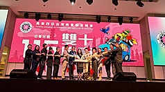 馬來西亞台灣商會聯合總會3日晚間在檳城舉行中華民國115年國慶晚宴，與會貴賓共同切生日蛋糕，提前慶祝雙十國慶。（馬來西亞台灣商會聯合總會提供）