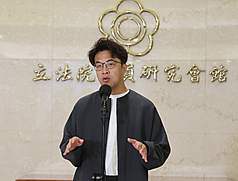 PD
北市選舉激辯反毒　沈伯洋籲理性討論
毒癮者美沙冬維持治療、安全針具等減害策略引熱
議，民進黨台北市長參選人沈伯洋（圖）5日受訪時
表達堅定反毒立場，提出毒害防制的具體做法，並回
應國民黨應該理性討論，直接面對面把政策講清楚，
勿用斷章取義的錯誤資訊。
中央社記者趙世勳攝　115年10月5日