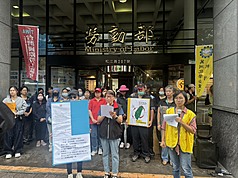乖乖中壢廠企業工會展開無限期罷工，5日到勞動部前召開記者會陳情指出，資方對外稱「不會資遣」，實則是不會給予關廠補償來逼員工自行離職，欺騙社會大眾。勞動部也呼籲企業應理解基層員工的處境與期待，盡快化解爭議，穩定勞資關係。（桃園市產業總工會提供）