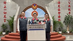 針對搜索同志酒吧引發執法過當爭議，台北市警察局5日召開記者會，市警局長林炎田（中）表示，本案依法執行搜索，但確實有4名員警言詞不當，各申誡2次；萬華分局長陳勇華（右）等人連帶處分。左為北市警局督察長劉炯炫。（台北市警察局提供）