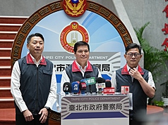 JD
台北萬華4警搜索同志酒吧言詞不當　市警局處分
針對搜索同志酒吧引發執法過當爭議，台北市警察局
長林炎田（中）5日與北市警局督察長劉炯炫
（左）、萬華分局長陳勇華（右）召開記者會表示，
本案依法執行搜索，但確實有4名員警言詞不當，各
申誡2次；萬華分局長等人連帶處分。
中央社記者徐肇昌攝　115年10月5日