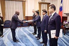 總統賴清德（右3）5日下午在總統府接受史瓦帝尼王國新任駐台特命全權大使庫涅內（Vulindlela Kunene）（前左）呈遞到任國書。