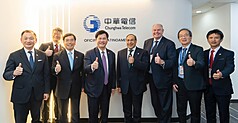 中華電信全球瓜地馬拉分公司開幕剪綵，圖為外交部拉丁美洲及加勒比海司司長韓志正（左1）、中華電信全球瓜地馬拉分公司拉美區經理張簡維仁（左2）、外交部國經司司長葉志誠（左3）、外交部長林佳龍（左4）、中華電信全球股份有限公司董事長周宗邰（右2）、中華電信國際分公司副總經理白明正（右1）等人出席活動。
（中華電提供）