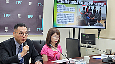 民眾黨立法院黨團召開記者會(圖)表示，知情人士爆料，僑委會委員長徐佳青在僑委會任職期間，讓美籍夫婿唐博偉（Bo Tedards）使用外館座車，還曾讓兒子隨行出訪、冒充活動攝影官，要求即刻停職。僑委會回應，絕無濫用公帑情事。