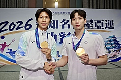 宏道運動發展基金會5日舉辦名古屋亞運選手返國慶功餐會，拳擊女子60公斤級金牌得主林郁婷（左）與游泳男子200公尺蝶式金牌得主王冠閎（右）展示獎牌。