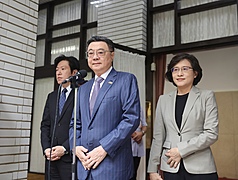 立法院會6日繼續進行施政總質詢，行政院長卓榮泰（中）會前受訪表示，中國冒國際社會的最大禁忌，從事危害人權的跨境鎮壓，當跨境鎮壓已成為事實，就不能選擇沉默，呼籲全民及各團體，特別注意自我安全。