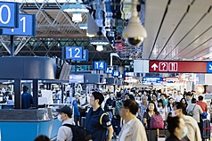 旅遊業者表示，根據機票銷售數據統計，今年跨年檔期的機票訂購量已較去年同期成長10%，顯示即使旅遊成本增加，民眾出國過節的需求依然穩健。資料照。(桃園國際機場公司提供)