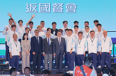LD
卓榮泰出席亞運代表團返國餐會（2）
行政院長卓榮泰（前排中）、運動部長李洋（前排右
4）等人6日中午至台北圓山大飯店出席「2026年第20
屆愛知名古屋亞洲運動會」代表團返國餐會，與代表
團成員合影留念。
中央社記者裴禛攝　115年10月6日