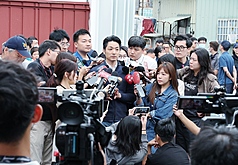 PD
沈伯洋拋首場辯論談毒品政策　蔣萬安回應
台北市長蔣萬安與民進黨台北市長參選人沈伯洋達成
共識，將舉行辯論。針對沈伯洋拋出「首場辯論討論
毒品政策」，蔣萬安6日接受媒體聯訪表示，在正式
辯論場合，任何市政議題都可以討論，包括毒品議題
與立場。
中央社記者郭日曉攝　115年10月6日