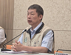 疾管署發言人林明誠26日表示，颱風帶來的強風、暴雨容易擾動土壤及底泥中的病原菌，使得類鼻疽、鉤端螺旋體等病源菌暴露於地面並更易傳播，除了接觸傳播外，也可能經由食入受污染的水與食物或吸入性感染。資料照。