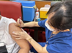民眾接種疫苗，整體打氣高於去年。資料照片。