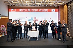 駐釜山辦事處6日舉行國慶酒會，處長郭承凱（中）表示，台灣民主及高科技產業成就獲國際肯定，台韓在AI、半導體供應鏈也高度互補，期盼未來持續深化實質交流，共享AI浪潮紅利。
（駐釜山辦事處提供）