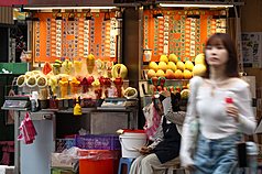 行政院主計總處7日公布9月消費者物價指數（CPI）年增率為2.73%，創下逾2年半最大漲幅，也已連5個月突破2%通膨警戒線。圖為台北西門町商圈有攤商看板採手寫標價，方便即時修改調整。