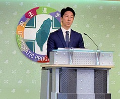 民進黨14日召開中常會，發言人吳崢會後轉述會議內容，並接受媒體訪問。資料照。