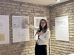 近期於布達佩斯登場的「1956匈牙利革命與台灣」特展，呈現70年前台灣人民即使身處物資匱乏的年代，仍伸出援手，支持匈牙利人民爭取民主。策展人風映月（Bernadett Szel）表示，台灣人具有深厚的互助精神，而這段歷史也提醒人們，「民主需要持續不懈地守護」。