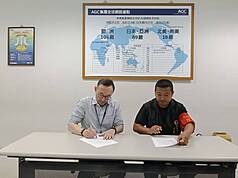 艾杰旭顯示玻璃股份有限公司勞資爭議，7日晚間在勞動部勞動關係司和雲林縣政府協助下，歷經7小時協商，勞資就未來薪資調整達成共識，將於2027年及2028年每月底薪全面調薪新台幣1200元。 （縣府提供）