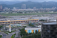 台北市長蔣萬安8日提出規畫松山機場（圖）遷移、打造AI園區議題，消息一出隨即在澎湖地區引發熱議，各級民代與縣長參選人等群起反對。