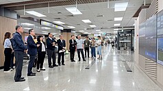 國慶連假疏運啟動，交通部次長林國顯（前左2）8日視察台北松山機場表示，已要求交通部民用航空局做好疏運整備工作，將視情況啟動疏運ABC計畫。（民航局提供）