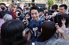 台北市長蔣萬安（中）9日前往台北市公有東門中繼市場開幕活動，並接受媒體聯訪回應市政議題。