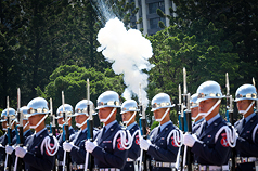 PD
軍禮歡迎史瓦帝尼國王到訪（2）
總統賴清德9日在國家兩廳院廣場主持軍禮，國軍施
放禮砲，歡迎非洲友邦史瓦帝尼王國國王恩史瓦帝三
世（King Mswati Ⅲ）到訪。
中央社記者王騰毅攝　115年10月9日