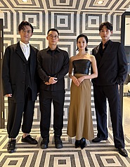 釜山國際影展登場，台灣電影「花臉貓：修羅道」入圍午夜狂熱單元，將在9日午夜播出。「花臉貓」劇組由左至右分別為演員塚原大助、導演王逸帆、及主演韓寧、福士蒼汰。