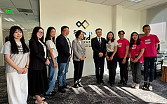 前總統蔡英文8日造訪Startup Island TAIWAN矽谷新創
基地，與基地人員合影留念。
