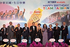 駐越南代表劉世忠（左5）伉儷、越南商工總會秘書長陳氏蘭英（右4）、台灣事務委員會秘書長阮側柏（左4）、越南台灣商會聯合總會總會長洪志華（左3）等人共同為9日的115年國慶舉杯慶祝。
