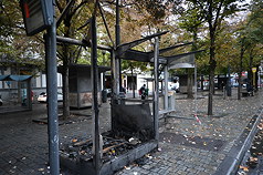 比利時列日 (Liege)學生示威活動雖已降溫，但街道上可見公共設施遭焚燒與破壞的痕跡。資料照片。