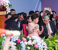 中華民國115年國慶大會10日上午在總統府前舉行，前副總統呂秀蓮（右2）與中研院院長陳建仁（右1）鄰席而坐，前總統陳水扁（左1）與後排的民眾黨主席黃國昌（左2）交談。