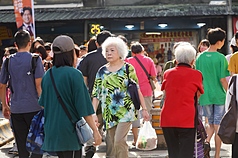 中央氣象署指出，28日清晨天氣較涼，各地低溫約攝氏20至23度。