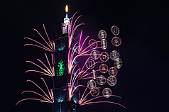 台北101國慶展演10日晚間10時正式登場，長達14分鐘，以「Onward Taiwan一起點亮台灣」為主題，結合煙火、建築燈光與雷射光束，運用規模升級的科技藝術展演點亮國慶夜空。