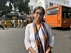 鑽研人權議題的獨立記者辛赫(Saumya Singh)，10日採訪蟑螂人民黨抗議活動。面對大批軍警，她表示不會害怕，因為這是她的國家，也是她的責任。