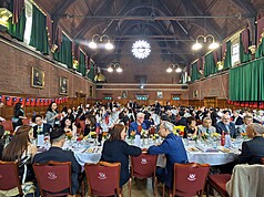 旅英僑界10日在劍橋大學霍莫頓學院大禮堂舉行國慶午宴，是在地僑界國慶活動首次移師倫敦以外，台灣與英國雙方總計約200人出席，活動形式近似傳統的學院長桌午餐。