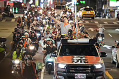 LG
沈伯洋展開「台北大洋流」首場車隊掃街（1）
民進黨台北市長參選人沈伯洋（車上左）11日啟動首
次「台北大洋流」車掃活動，向支持者揮手致意，也
針對中山區、大同區開箱政見。
中央社記者徐肇昌攝　115年10月11日