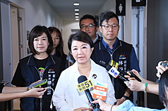 台中市長盧秀燕(前)12日接受媒體聯訪，談及台北市長蔣萬安選情，她表示，市議會總質詢結束後將到台北市輔選，並分享台中市遷建水湳機場的實際案例。