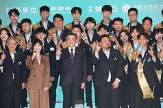PD
卓榮泰出席國際技能競賽頒獎典禮（3）
行政院長卓榮泰（前左3）12日下午在台北萬豪酒店
出席「2026年第48屆國際技能競賽」頒獎典禮，與勞
動部長洪申翰（前右2）、行政院發言人李慧芝（前
左2）及選手共同呼口號慶祝。
中央社記者吳家昇攝　115年10月12日