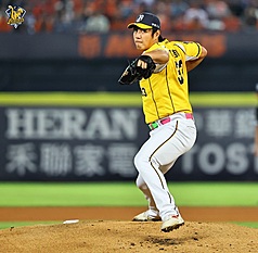 中華職棒季後挑戰賽12日迎來決勝第4戰，中信兄弟本土投手鄭浩均（圖）先發5.2局失1分、拿下勝投，助隊擊敗統一7-ELEVEn獅隊、闖進總冠軍賽（台灣大賽）。（中信兄弟提供）