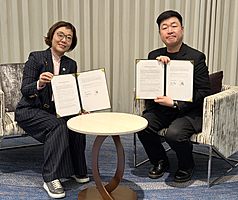 在釜山國際影展台灣之夜，文策院董事長王時思（左）與韓國製作公司B.A. Entertainment代表張原碩（右）共同簽署MOU，盼台韓合作朝向更制度化的方向。