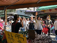 LG
蘇巧慧永和拜票（1）
民進黨新北市長參選人蘇巧慧（右2）13日上午前往
永和民治市場掃街，向攤商熱情揮手打招呼，爭取支
持。
中央社記者曹亞沿攝　115年10月13日
