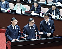 俄羅斯疑似發生鼠疫，全球關注，行政院長卓榮泰（中）13日表示，政府高度關心，2週前已請衛福部在行政院會報告，並要求緊盯當地疫情。對於中國也有疫情的傳聞，已要求全面檢控小三通往來狀況，持續加強監測。衛福部長石崇良（左）、陸委會主委邱垂正（右）列席備詢。