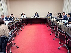 行政院長卓榮泰14日在行政院秘書長張惇涵、交通部長陳世凱、行政院副秘書長阮昭雄等人陪同下，接見嘉義市長黃敏惠、民進黨立委王美惠，會商嘉義縣市地區交通議題。（行政院提供）