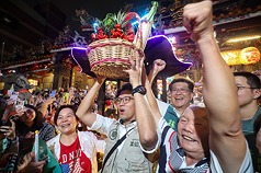 民進黨台北市長參選人沈伯洋（前右2）14日晚間赴士林夜市掃街拜票，吸引大批支持者到場相挺，沈伯洋開心接受民眾贈送的鳳梨、菜頭等，氣氛熱絡。