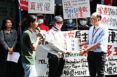 台灣移工聯盟、台灣人權促進會等團體15日遞交陳情書，要求勞動部負起監督責任，徹底調查、檢討制度，並協助受影響移工取回應有的權益與補償。(中央社)