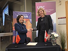 英屬哥倫比亞大學公共政策與全球事務學院院長麥法蘭（Allison Macfarlane）和駐溫哥華經濟文化辦事處處長劉立欣（左），簽訂「台灣研究計畫」合作書，對深化台加關係充滿喜悅。